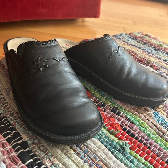 Stylish Black Leather Slip-On Loafers 40 / fits like a Womens size 7.5-8 - Picture 13 of 16